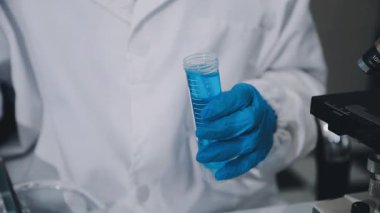 mikroskop ile çalışan bilim adamı