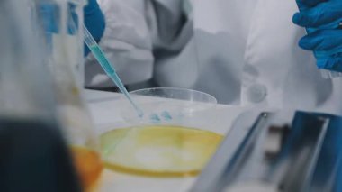 Laboratuvardaki bilim adamını kapat.