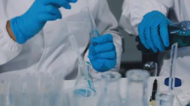 Laboratuvarda çalışan bilim adamı.