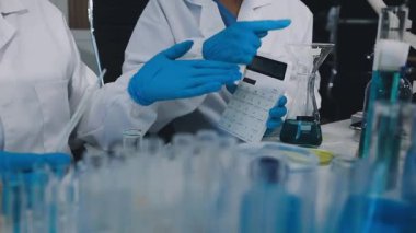 Laboratuvar asistanı laboratuarda deneyler yapıyor..