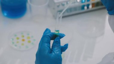 Laboratuvardaki bilim adamının kapanışı.