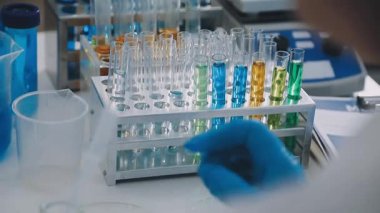 Kimya laboratuvarı. Araştırma için laboratuvar ekipmanları.