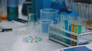 Laboratuvar kimyasal analizdir. Laboratuvarda çalışan bir bilim adamı..