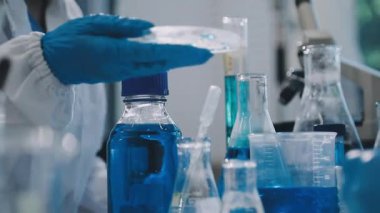 Kimyasal bir tüp ile kimyasal deney.