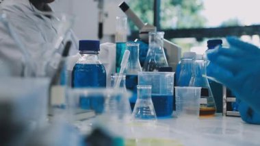 Laboratuvarla çalışan koruyucu giysiler içindeki bilim adamları