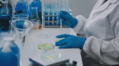 Laboratuvar çalışanı araştırma yapıyor.