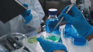 Test tüpü tutan laboratuvar asistanı