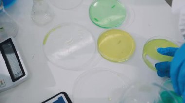 Laboratuvar asistanı bir pipetle çalışıyor.