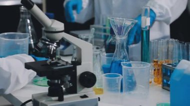 Laboratuvar ekipmanları. Laboratuvarda çalışan bilim adamı.