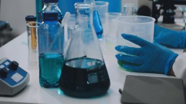 Kimya laboratuvarında çalışan bilim adamı..