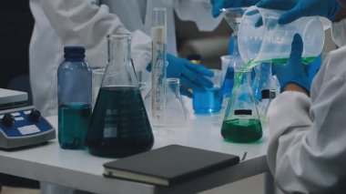 Laboratuvarda çalışan koruyucu gözlüklü bilim adamı..