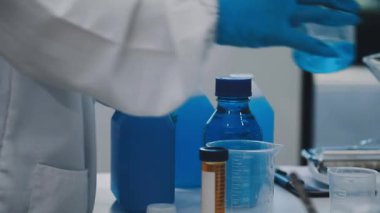 Laboratuvarda bir bilim adamının yakın plan fotoğrafı.