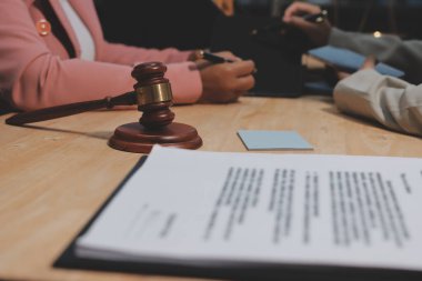 Profesyonel iş kadını ve erkek avukatların danışmanlık ve konferansı. Hukuk firmasında çalışıyorlar ve tartışıyorlar. Hukuk kavramları, Yargıç Tokmak adalet terazisiyle.