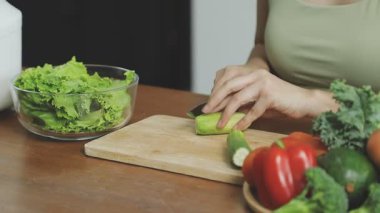 Mutfakta sağlıklı yeşil salata hazırlayan kadın..