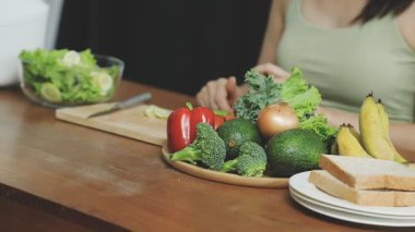 Genç bayan sağlıklı yemek için hazırlanıyor..