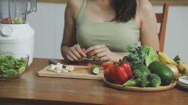 Sağlıklı yemek için sebze salatası hazırlayan kadın.
