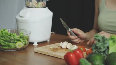 Kadın mutfakta sağlıklı salata hazırlık