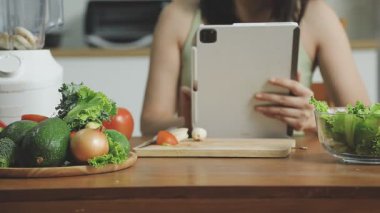 Kadın elleri mutfakta sağlıklı yemek pişiriyor..