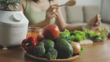 Sağlıklı yemek. Kadın mutfakta taze sebze pişiriyor..