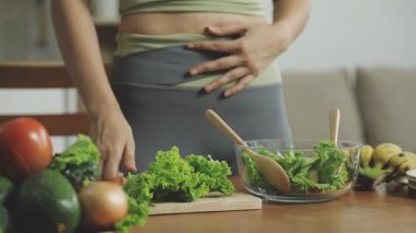 Kadın mutfakta taze yeşil salata hazırlıyor. sağlıklı yiyecekler