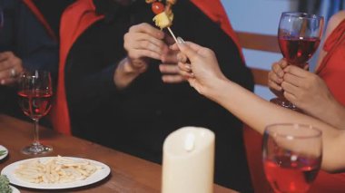 Genç çift yıldönümünü şarapla kutluyor.