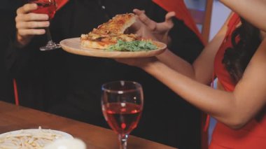 Genç bir çift akşam yemeği için bir restorana gitti.