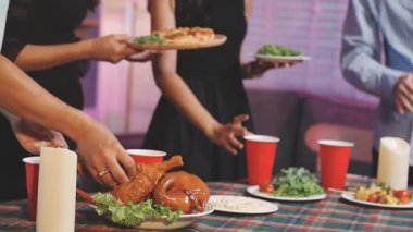 Arkadaşlar yemek yiyor.