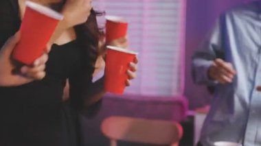 İnsanlar partide bira içiyor.