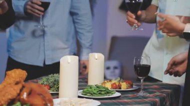 Gençler bir partide kadeh kaldırıyor.