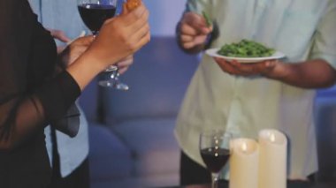 İnsanlar birlikte bira içiyor.