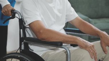 Tekerlekli sandalyede oturan engelli.