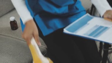 Hastanede koltuk değnekli bir adam var.