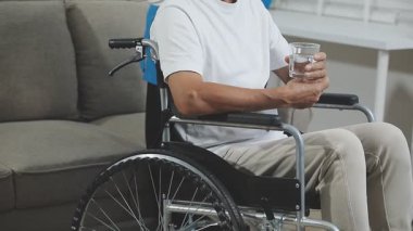 Son sınıf öğrencisi tekerlekli sandalyede oturup bira içiyor.