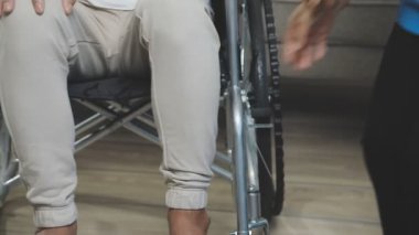 Tekerlekli sandalyedeki engelli adama yaklaş.