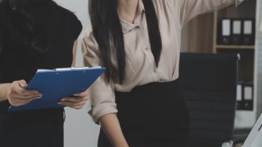 İş adamları ofis odasında dijital tablet verilerini tartışıyor ve analiz ediyorlar.