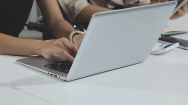 İş kadını işte dizüstü bilgisayar kullanıyor