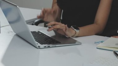 Dizüstü bilgisayar kullanan iş kadını eli