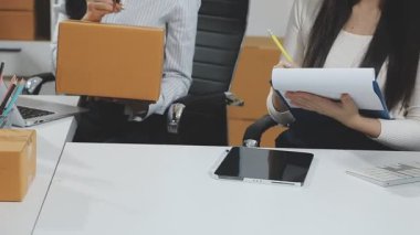 Laptop ve tabletle çalışan bir kadın.