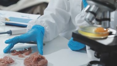 laboratuarda laboratuar asistanı