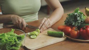 Salata hazırlayan kadın.