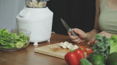 kadın kesme sebze salatası