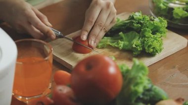 Kadın mutfakta sebze salatası hazırlıyor..