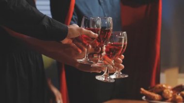 Arka planda şampanya kadehleri olan insanlar.