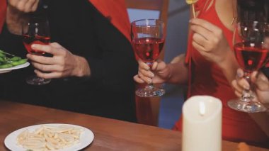 Akşam yemeğinde kırmızı şarap içen adam ve kadın.