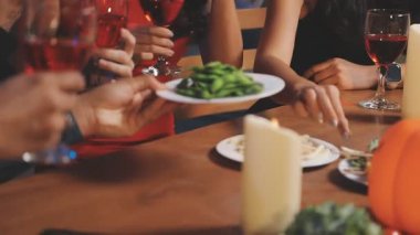 Bir grup arkadaş bir partide yemek yiyorlar.