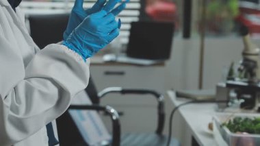 Laboratuvarda çalışan bilim adamı.