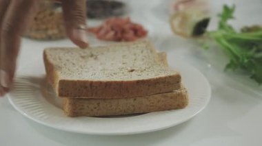 Bir tabak taze ekmek ve dilimlenmiş