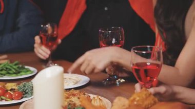 Genç arkadaşlar restoranda kadeh kaldırıyor.