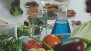 Mutfakta yemek pişiren kadın.