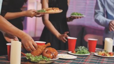 Arkadaşlar evde yemek yiyor.